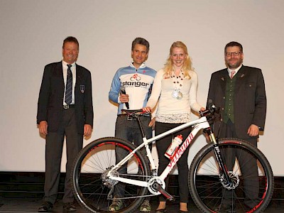 Toni Ehrensperger, Raimund Stanger und BM Stefan Jöchl bei Übergabe des Mountainbike
