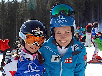 Simona Pöll mit ÖSV-Athletin Christina Scheyer