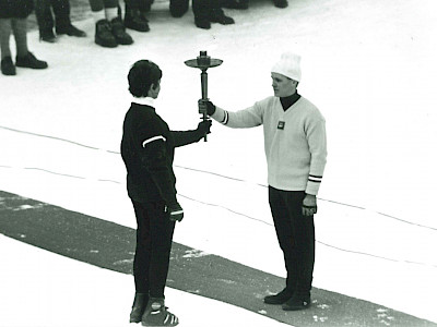 Christl Herbert übergibt das olympische Feuer an Josl Rieder, 1964 Innsbruck. Photo: Archiv Christl Herbert