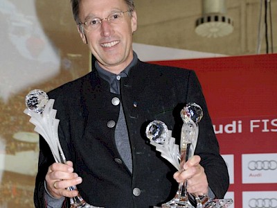 Präsident Dr. Michael Huber mit den drei Awards