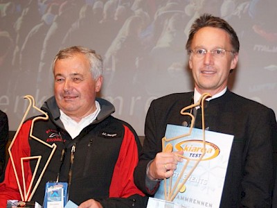 Gemeinsam mit Bergbahn Vorstand Dr. Josef Burger nahm K.S.C. Präsident Michael Huber den Preis entgegen