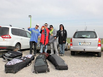 Die drei Freeskier mit Patrick Hollaus kurz vor dem Abflug in München