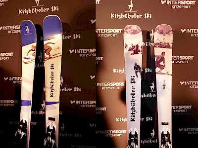 Zwei Modelle vom Kitzbüheler Ski
