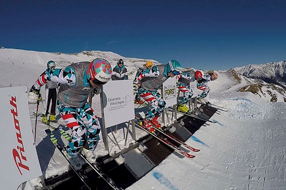 Skicrosser fahren im Ural - 