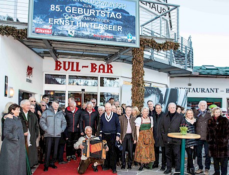 Die Gratulanten warteten auf Ernst vor der Bull Bar (Zielhaus)