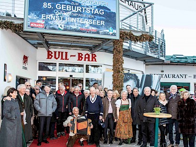 Die Gratulanten warteten auf Ernst vor der Bull Bar (Zielhaus)