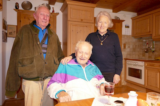 v.l.: Heini Eder (KSC Weisenrat), Karl Koller, Ida Hechenberger