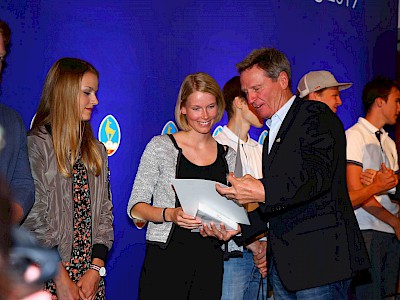 Eva-Maria Jöchl erhielt eine Auszeichnung vom Tiroler Skiverband, im Bild mit TSV-Präsident Werner Margreiter.