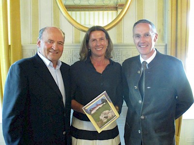 Von links: Martin Kerscher (GC Kitzbühel Präsident), Baron Susanne von Wolffersdorff, Michael Huber (KSC Präsident)