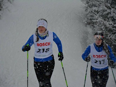 Lisa Krimbacher und Antonia Jöchl im Schneetreiben