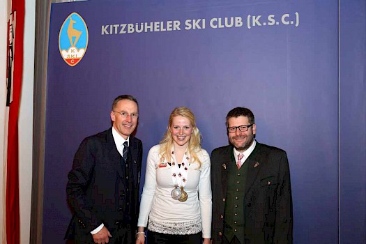 Präsident Michael Huber (li) und BM Stefan Jöchl (re) mit Lisa Hauser