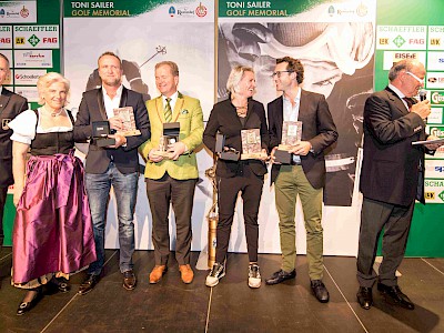 Siegerteam Brutto A: Thomas Feyrsinger (3.v.l.), Johannes Mitterer, Sophie Rings, Kristof Krebs - Links: Michael Huber und Signe Reisch, rechts: Martin Kerscher
