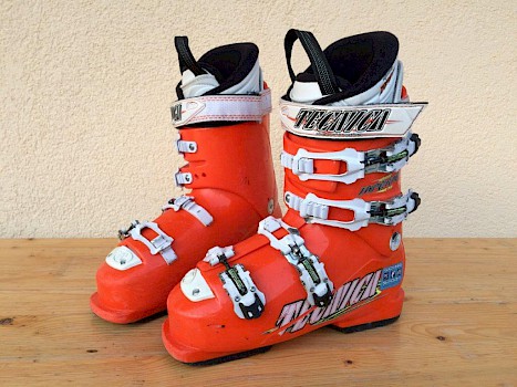 Ski, Stöcke + Schuhe