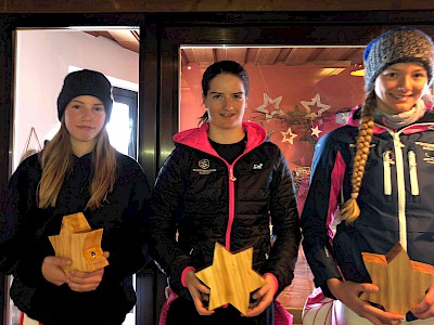 Mädchen U15/16 - Siegerin Theresa Erharter, 2. Rang Amelie Leitner-Hölzl (links), 3. Rang Nina Wiesmüller.