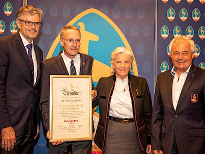 Michael Huber erhält "Ehrennadel in Gold mit Brillanten" von Kitzbühel Tourismus