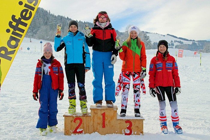 Drei Stockerlplätze bei der Bezirksmeisterschaft im Slalom der Schüler - 