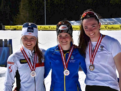 Von links: Anna Gandler (zweimal Silber), Lara Wagner (Gold im Sprint), Victoria Mellitzer (Gold in der Verfolgung).