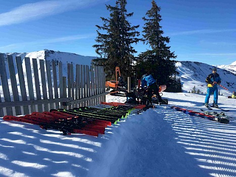 KSC Alpinkinder testen Ski