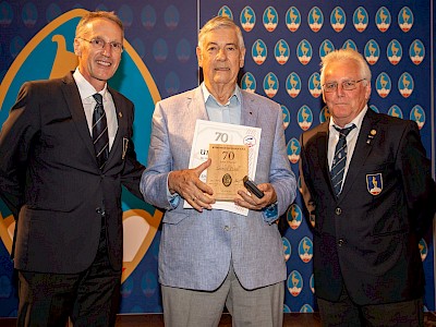70 Jahre Mitglied - Gerhard Pischl (m.), mit Präsident Michael Huber und Vizepräsident Wilfried Leitzinger (r.)
