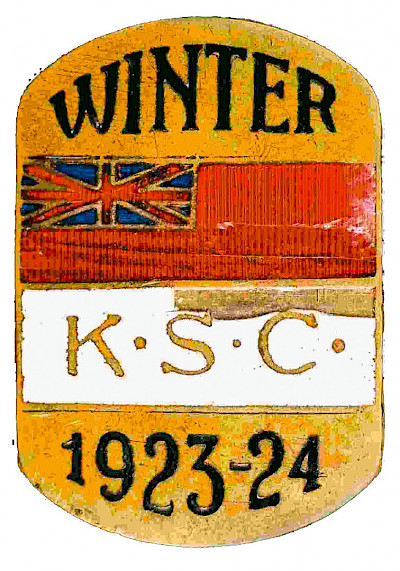Eines der ersten Embleme des KSC zeigt den Britischen "Union Jack". 1931 bekam der KSC einen neues Club Logo, entworfen von Alfons Walde
