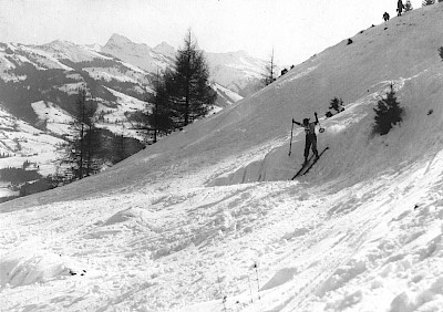 1925, nahmen bei den Deutsch-Österreichischen Meisterschaften 221 Athleten teil. Die Abfahrt wurde auf dem Sinwellkopf, dem heutigen Super-G Start, gestartet.