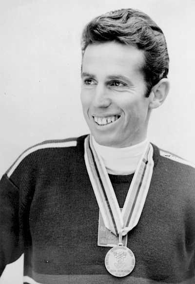 Er war ein begnadeter Skifahrer, der Herbert Huber: Aus einer Kitzbüheler Skifamilie stammend, feierte er seinen größten Erfolg im Schatten eines der größten Wirbel im Skirennsport: Beim berühmt-berüchtigten Nebelslalom im Rahmen der Olympischen Winterspiele 1968 in Grenoble landete er zuerst auf dem dritten Rang. Nach langem Hin und Her wurde daraus Platz zwei und daher die Silbermedaille – weil der vermeintliche Sieger Karl Schranz disqualifiziert wurde.