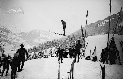 Der erste Sprunghügel am Schattberg wurde nach dem Vorbild des berühmten Holmenkollen in Oslo gebaut und neben dem Skilauf entwickelte sich der Sprungsport in Kitzbühel rasant. International gefeierte Springer, wie zum Beispiel Sigmond Ruud, Randmond Sörensen, Birger Ruud hielten sich in der Gamsstadt auf.