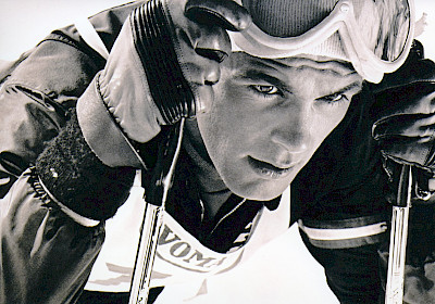 Der Jahrhundertsportler Toni Sailer wurde weltberühmt. Er gewann dreimal olympisches Gold und sieben Goldmedaillen bei Weltmeisterschaften sowie eine Silbermedaille. „Der schwarze Blitz“ beendete früh seine Karriere und wurde Schauspieler, Sänger, Sportfunktionär, Skischulleiter, Werbeträger. Sein Name ist untrennbar mit dem Skirennsport verbunden. Viele Jahre war er Präsident des Kitzbüheler Ski Club sowie Rennleiter der Hahnenkamm-Rennen.