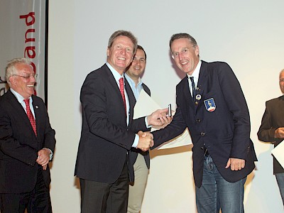 TSV-Präsident Werner Margreiter gratulierte Michael Huber zur Ehrung