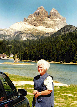 Maria Leitzinger besuchte gerne die Dolomiten. Hier ist sie am Misurinasee, im Hintergrund das weltberühmte Massiv der Drei Zinnen