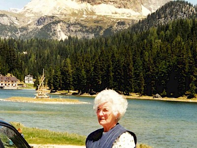 Maria Leitzinger besuchte gerne die Dolomiten. Hier ist sie am Misurinasee, im Hintergrund das weltberühmte Massiv der Drei Zinnen