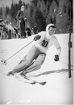 1946 nahm sie am Hahnenkamm-Rennen teil, das auch „Friedensrennen“ genannt wurde und gewann Abfahrt, Slalom und Kombination
