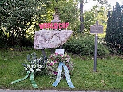Blumenkränze wurden im Legendenpark aufgestellt, zur Erinnerung an Franz Pfurtscheller's Kunstwerke