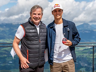 Der erste Skispringer mit einer eigenen Hahnenkamm-Gondel